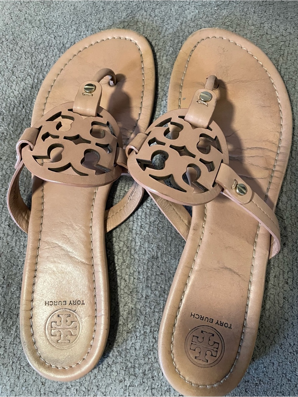 Tory Burch Logo Tan Thong Sandals Size 9 - Picture 2 of 3